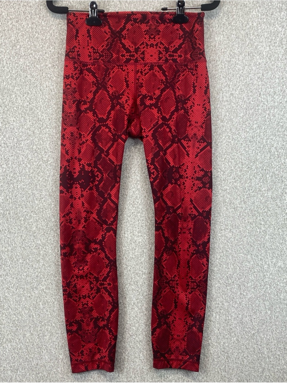 Lululemon Pants Womens 6 Red Snake Print High Rise Inseam 25” Leggings Yoga - Picture 1 of 8